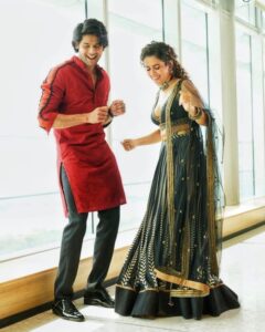 Abhimanyu Dasani Instagram - Sometimes you should press pause and be grateful.. but not right now 😜 #MeenakshiSundareshwar 4 weeks and still trending🍿😳
Can't not dance when we read your comments dms stories and love showered from all over the world. Yea we do read em 🤭