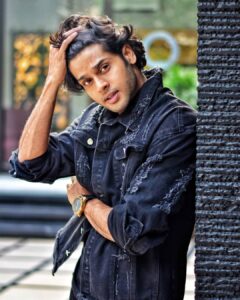 Abhimanyu Dasani Instagram - Need a caption and a haircut ✂️
.
#hairstyles #black #menstyle
