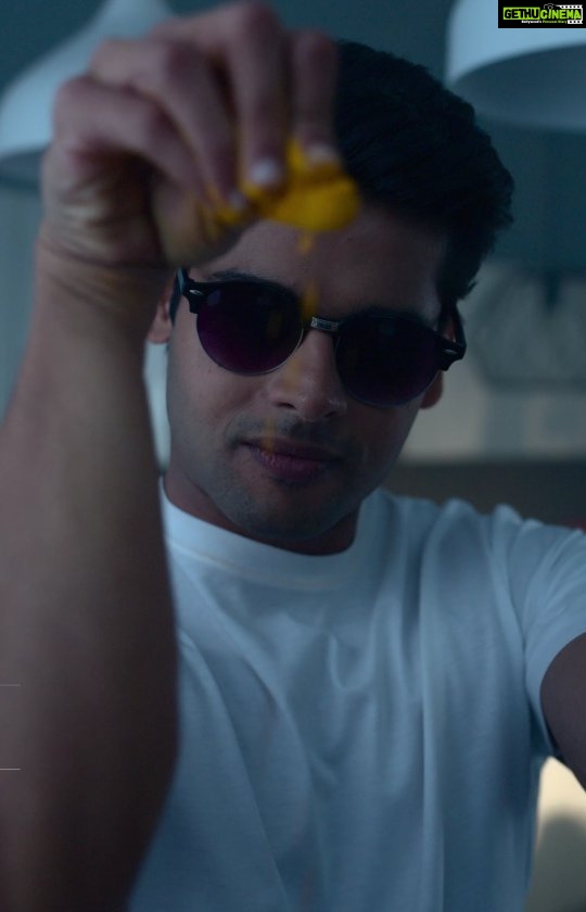 Abhimanyu Dasani Instagram - Does distance really make the heart grow fonder? Watch @sanyamalhotra_ and I fumble our way through a long distance marriage in #MeenakshiSundareshwar, coming soon on Netflix! @karanjohar @apoorva1972 @vivek.sonni @aarshvora @somenmishra @dharmaticent @netflix_in @abhayjodhpurkar @madhushreemusic @prabhakaranjustin @rajshekharis