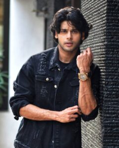Abhimanyu Dasani Instagram - Need a caption and a haircut ✂️
.
#hairstyles #black #menstyle