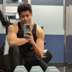 Abhimanyu Dasani Instagram - Show up. #ThankGodItsMonday . #workout #mondaymotivation