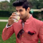 Abhimanyu Dasani Instagram - Paani toh peete rehna chahiye 🥤 📸 @saanya1501 #reminder #stayhydrated #summervibes
