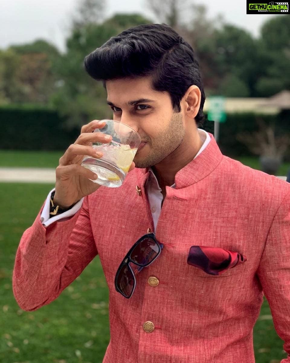 Abhimanyu Dasani Instagram - Paani toh peete rehna chahiye 🥤 📸 @saanya1501 #reminder #stayhydrated #summervibes