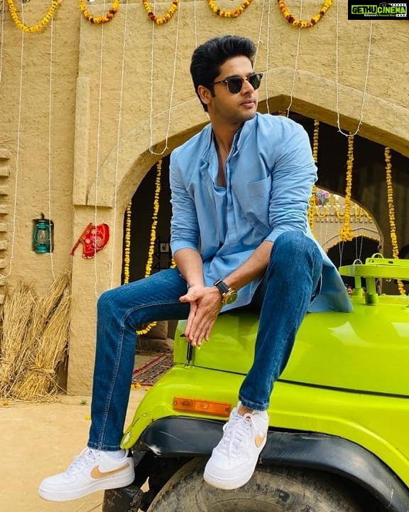 Abhimanyu Dasani Instagram - Pay your blues #mondaymood