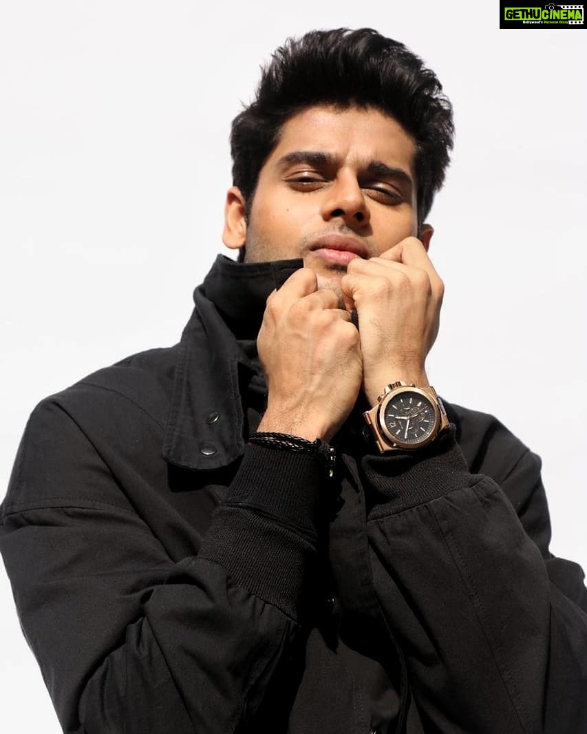 Abhimanyu Dasani Instagram - Cold hands warm heart. 📸 @itsrishamkbawa Mumbai, Maharashtra