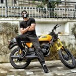 Abhimanyu Dasani Instagram - Helmet nahi hai, varna chala ke batata... Ride with me ? #nikamma #RidingSolo #blackandyellow 📸 @thephoto_hunger