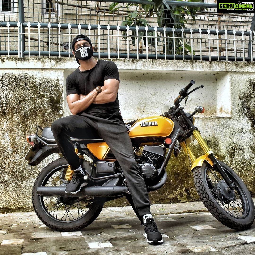 Abhimanyu Dasani Instagram - Helmet nahi hai, varna chala ke batata... Ride with me ? #nikamma #RidingSolo #blackandyellow 📸 @thephoto_hunger