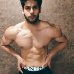 Abhimanyu Dasani Instagram - Click it fast! I'm holding my breath🥤#shamelessSelfPromotion #ChaiBiscuit Mumbai, Maharashtra