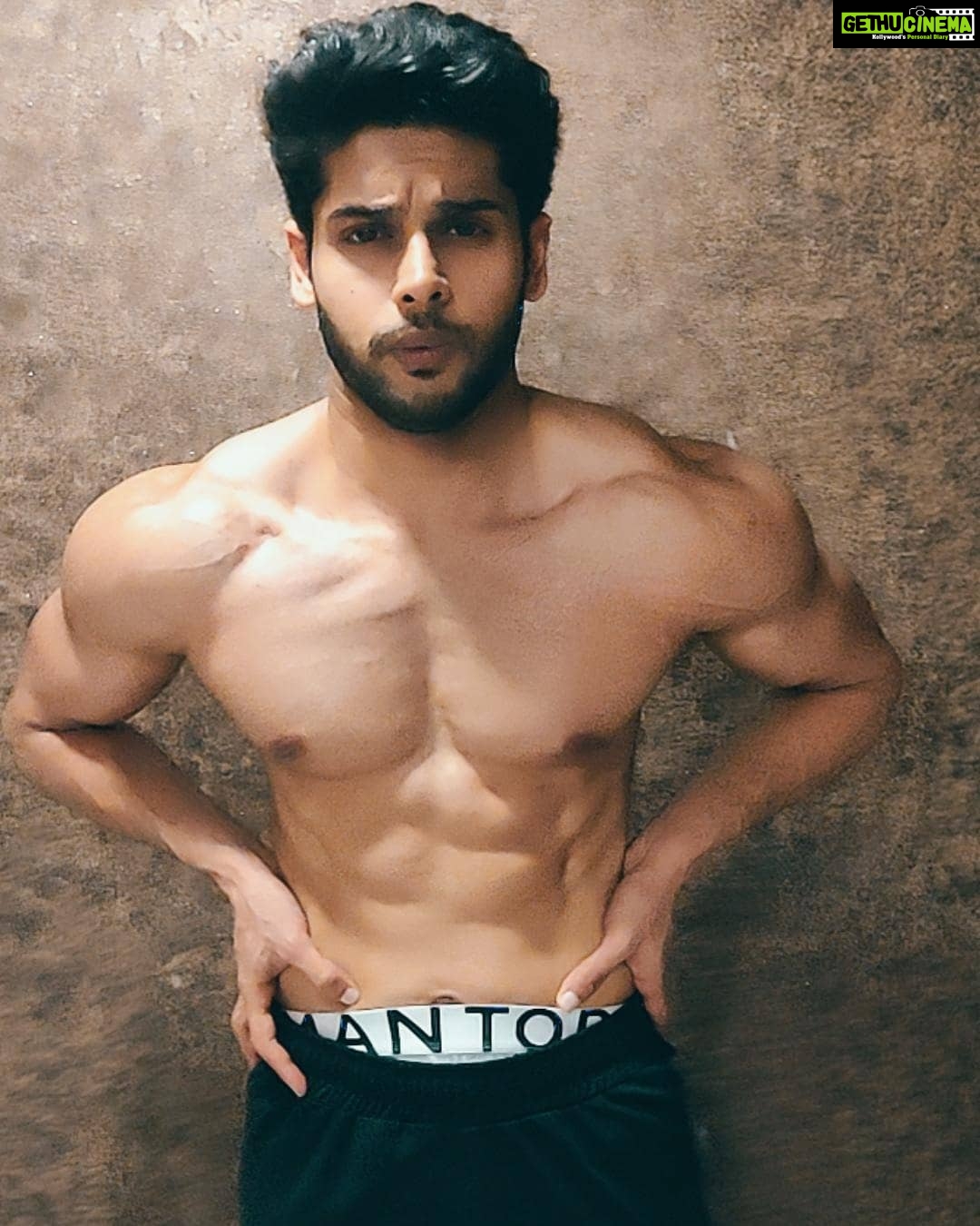 Abhimanyu Dasani Instagram - Click it fast! I'm holding my breathš„¤#shamelessSelfPromotion #ChaiBiscuit Mumbai, Maharashtra