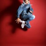 Abhimanyu Dasani Instagram - The floor is lava 🌋 #fridayfeeling #UdeUdeChaleChale 📸 @rishamkbawa 🧥 @janviturakhia Mumbai, Maharashtra