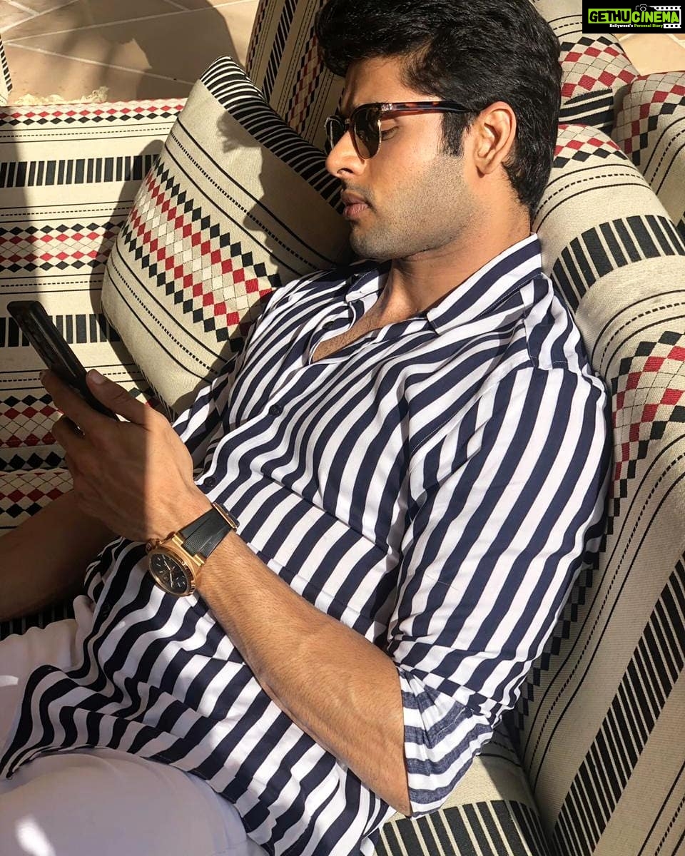 Abhimanyu Dasani Instagram - Game of Phones #seasonfinale #kissmethroughthephone Mumbai, Maharashtra