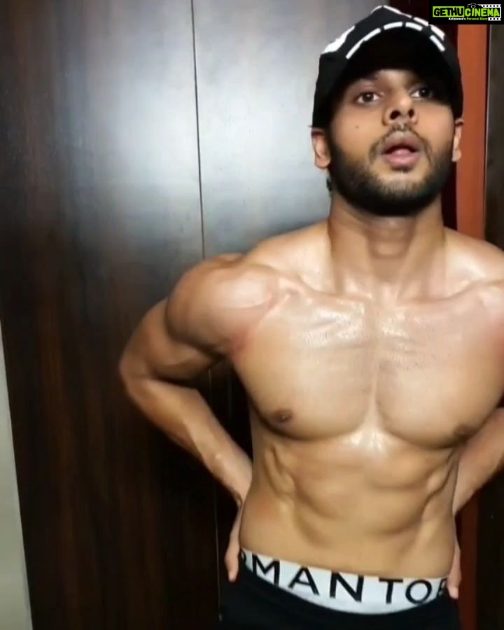 Abhimanyu Dasani Instagram - Ab Meri Bari. (#covid19 You can take away our gyms but you can't take away our muscles 😝🤦🏻♂️ #corona ) #NotSoNikamma Mumbai, Maharashtra