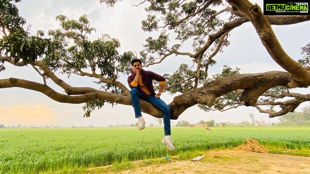 Abhimanyu Dasani Instagram - Quaran-tree & chill 🌲🥤 🐒 social distancing!