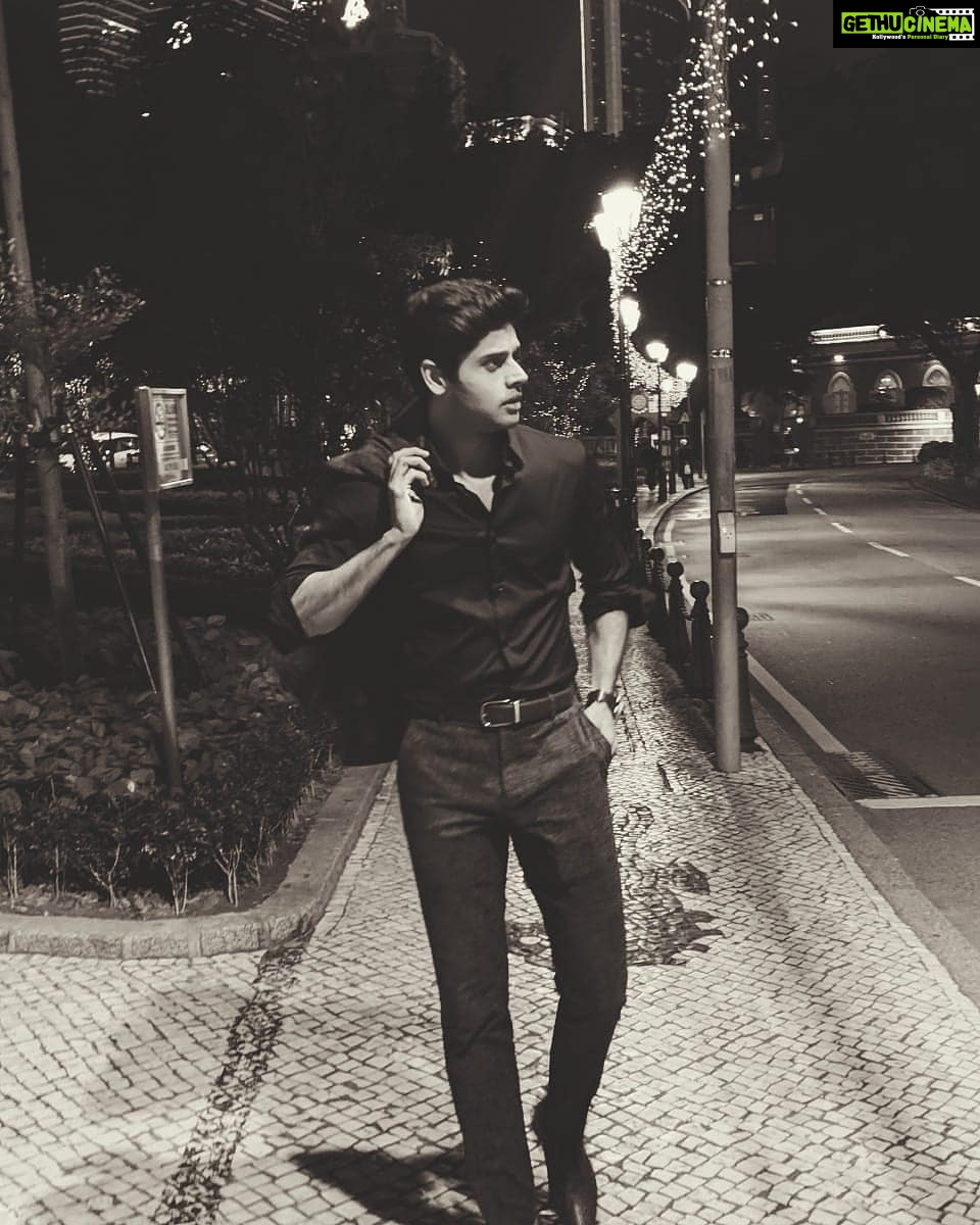 Abhimanyu Dasani Instagram - Boulevard of broken dreams aka Tanha Dil by @singer_shaan 📸 @vasanbala Mumbai - मुंबई