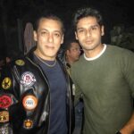 Abhimanyu Dasani Instagram - Hope you like your jacket 🧥♥️ He was the first person to ever advice me on becoming an actor in 2007. One of the first to be proud of me even before the international release of Mard in 2018 I still feel the strongest and most confident at times when I actually put his words to practice in my life. One of a kind in so many different ways. That Heart that Love. Happy birthday @beingsalmankhan #happybirthday #salmankhan Mumbai, Maharashtra