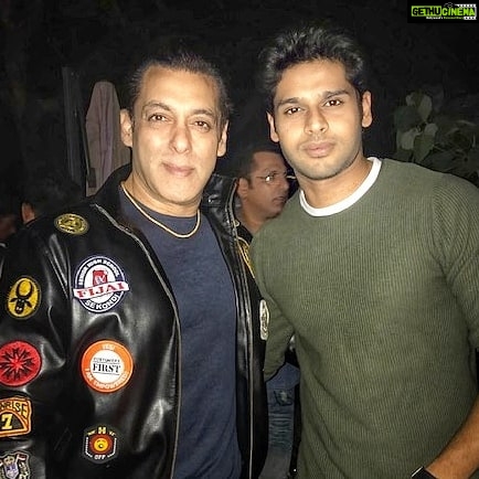 Abhimanyu Dasani Instagram - Hope you like your jacket 🧥♥️ He was the first person to ever advice me on becoming an actor in 2007. One of the first to be proud of me even before the international release of Mard in 2018 I still feel the strongest and most confident at times when I actually put his words to practice in my life. One of a kind in so many different ways. That Heart that Love. Happy birthday @beingsalmankhan #happybirthday #salmankhan Mumbai, Maharashtra