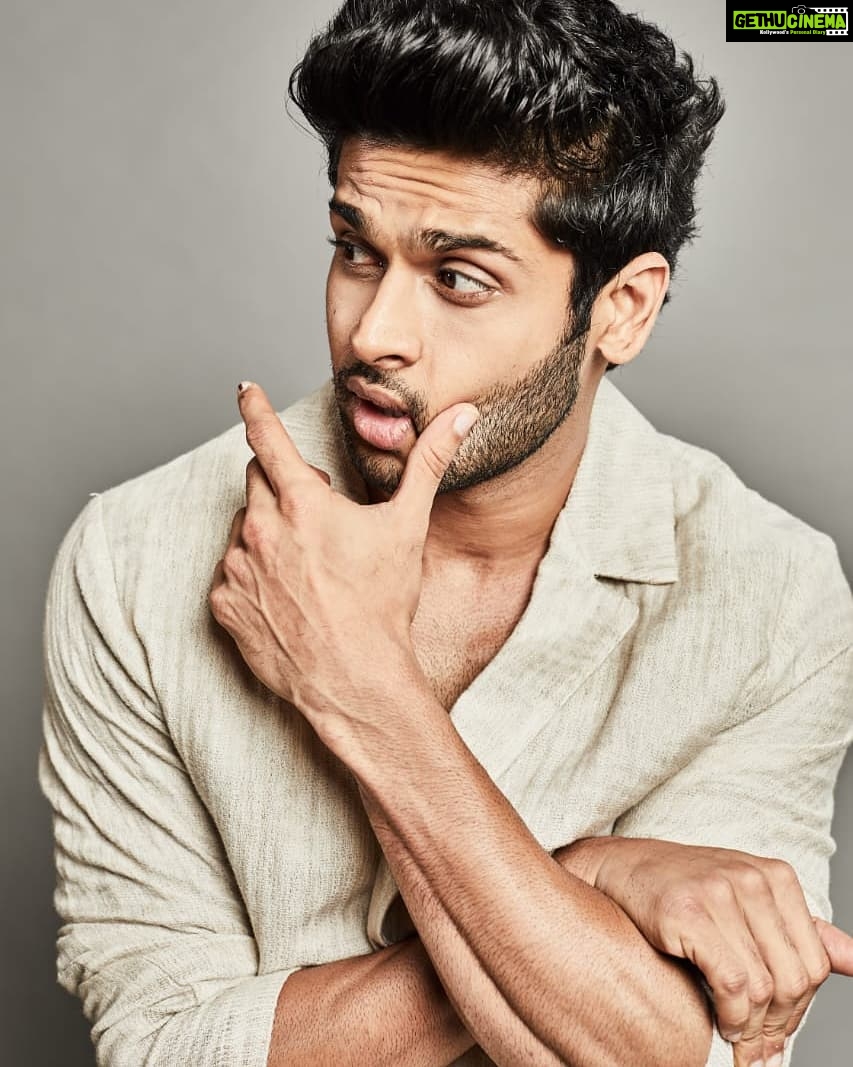 Abhimanyu Dasani Instagram - Hope you're looking at me while I'm looking away 🤞🏼. #Nikamma #india 📸 @frontrowgypsy 💁♀️@makeupbyriddhima 🧥@theanisha Juhu, Mumbai