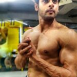 Abhimanyu Dasani Instagram - 5am call times - Grind all winter so you can shine all summer. #thankgoditsmonday 2020 clear vision. #fitness #mondaymotivation #flex Lucknow, Uttar Pradesh