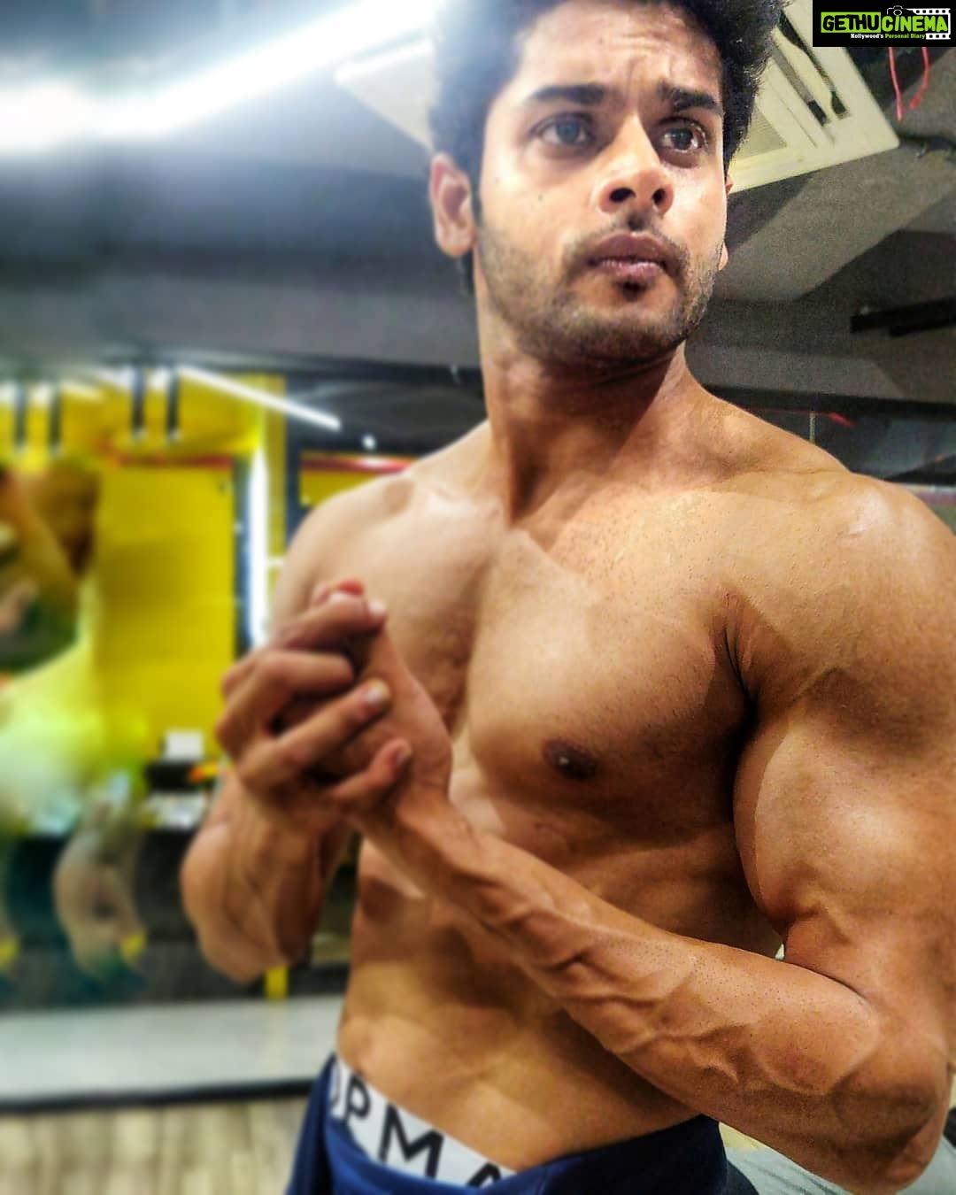 Abhimanyu Dasani Instagram - 5am call times - Grind all winter so you can shine all summer. #thankgoditsmonday 2020 clear vision. #fitness #mondaymotivation #flex Lucknow, Uttar Pradesh