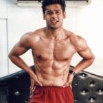 Abhimanyu Dasani Instagram - Ouch. #ThankGodItsMonday #mondaymotivation Mumbai, Maharashtra
