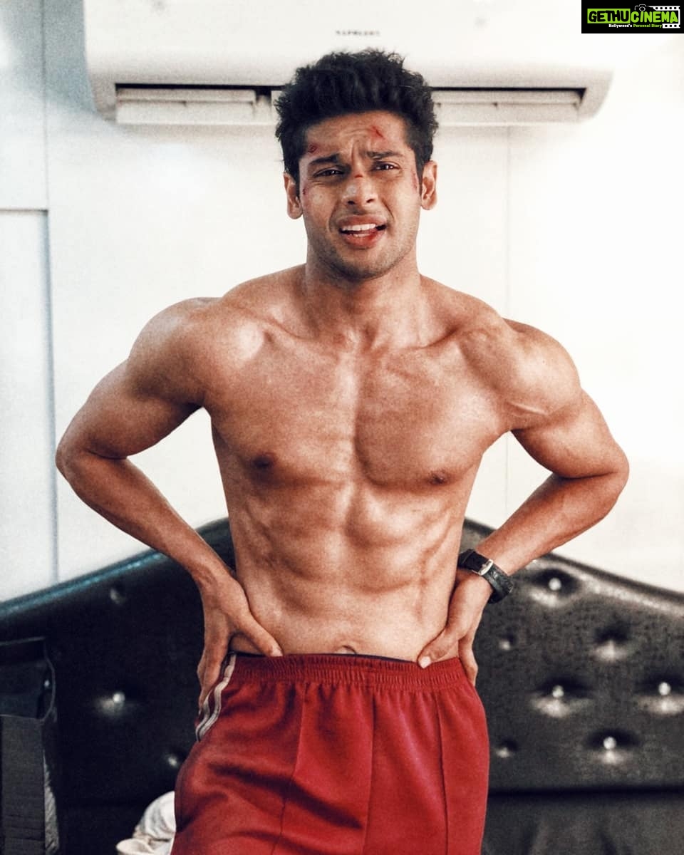Abhimanyu Dasani Instagram - Ouch. #ThankGodItsMonday #mondaymotivation Mumbai, Maharashtra