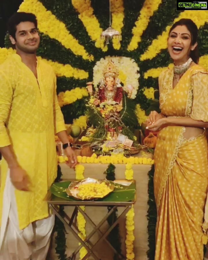Abhimanyu Dasani Instagram - Shine brighter than the sun. Happy Ganesh Chaturthi 💛 #ganpatibappamorya Mumbai, Maharashtra