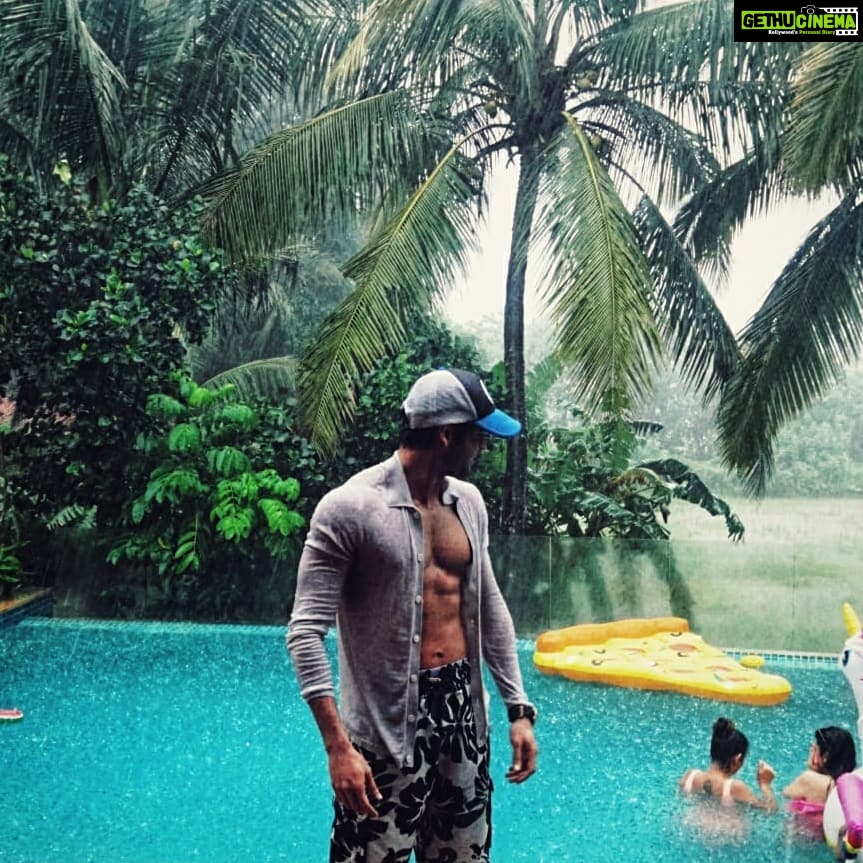 Abhimanyu Dasani Instagram - Todays Forecast: Cloudy with a chance of Me 😉 #ThankGodItsMonday Goa