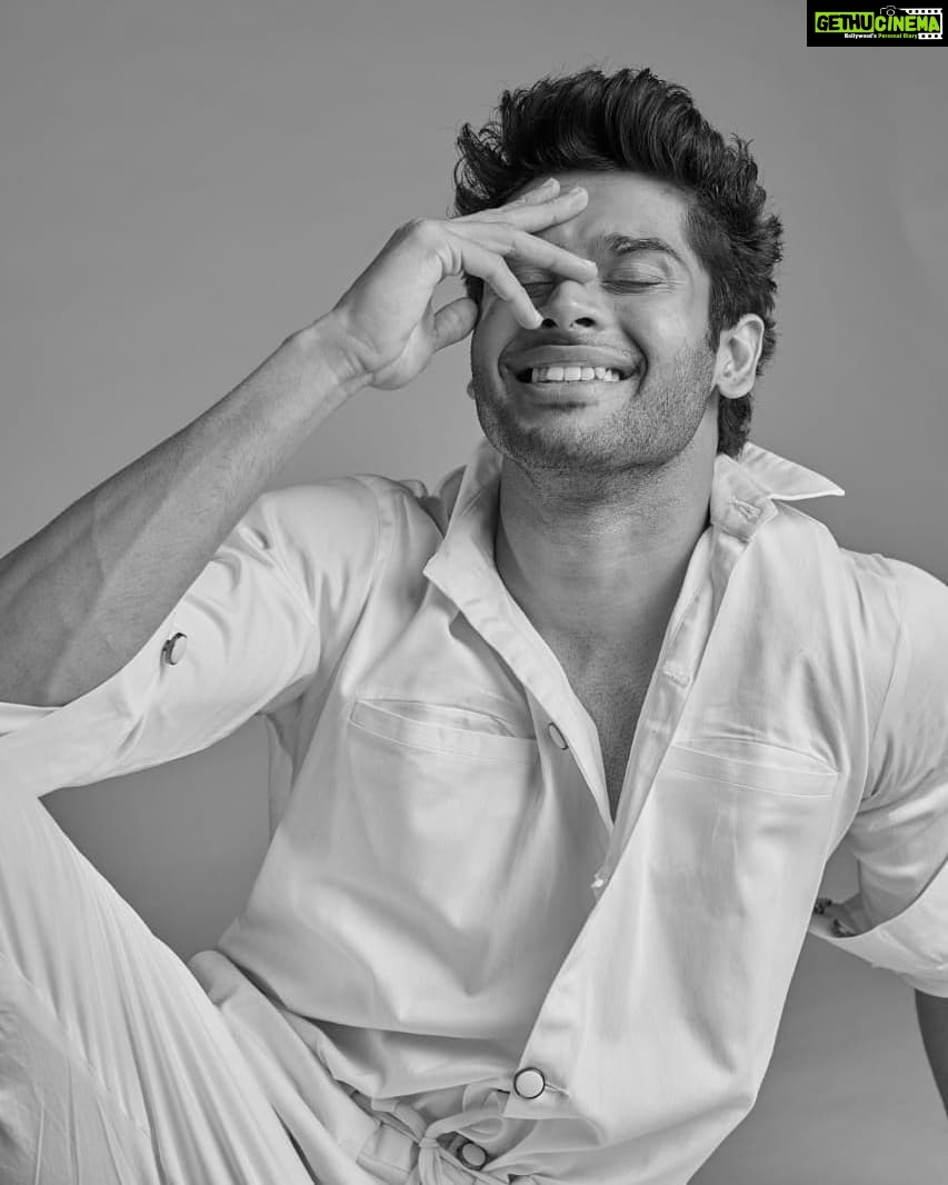 Abhimanyu Dasani Instagram - One White Stand 😝 #ifyouknowwhatimean . 📸 @frontrowgypsy 🧥 @theanisha 💁🏼♂️ @makeupbyriddhima 🧥 @sourabhkantshrivastava Los Angeles, California