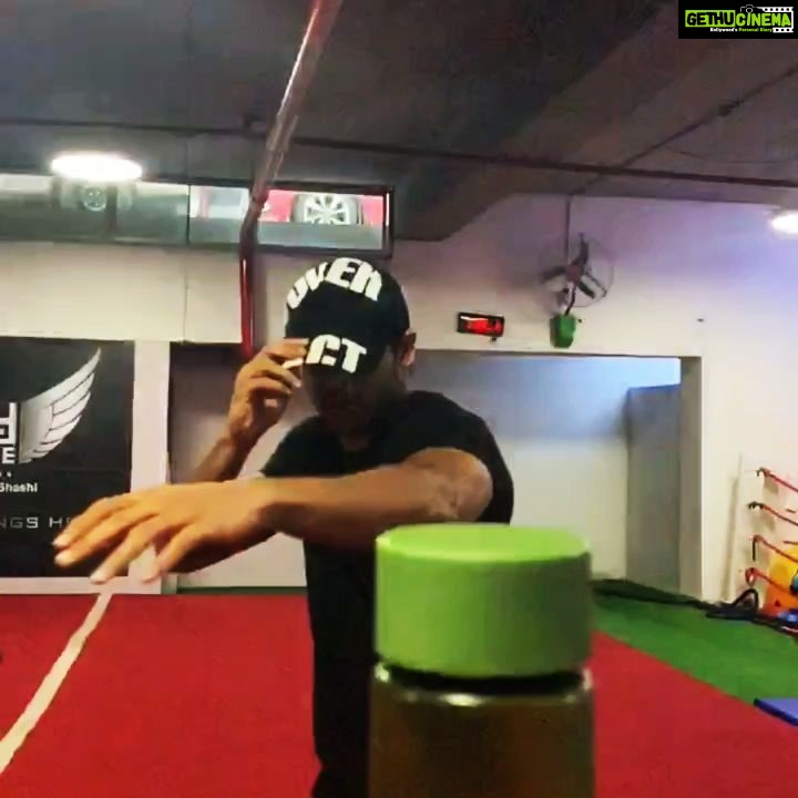 Abhimanyu Dasani Instagram - "Look Maa no eyes" #bottlecapchallenge And paani toh peete rehna chahiye #stayhydrated 📸 @imranfarang
