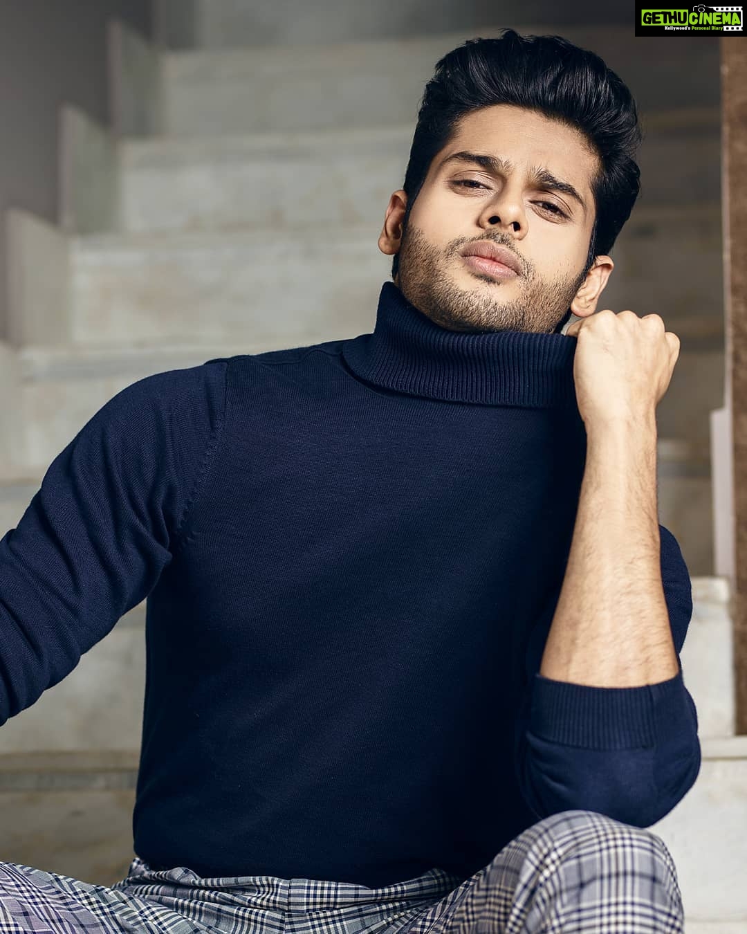 Abhimanyu Dasani Instagram - Sometimes you just need some air. 📸 @mheer_jhaveri 🧥 @heisgotthestyle 💁🏼♂️ @makeupartistkarishmabajaj Mumbai, Maharashtra