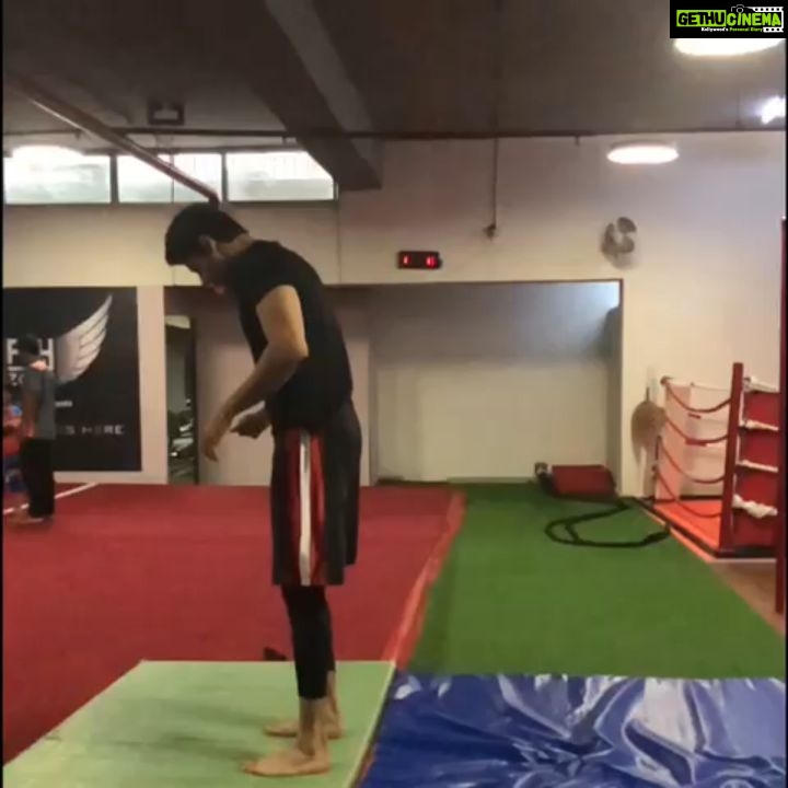 Abhimanyu Dasani Instagram - Hold my bottle... Of water #thankgoditsmonday 📸@kuldeepshashi 🤸@imranfarang Flyzone Fitness