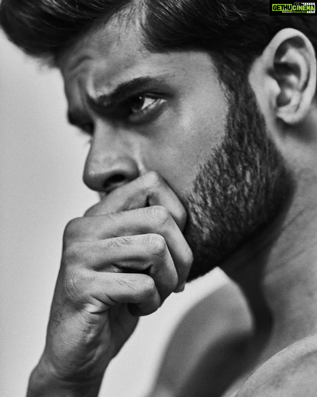 Abhimanyu Dasani Instagram - At first I didn't like my beard but then it grew on me 😝 . 📸 @frontrowgypsy 💁🏽♂️ @makeupbyriddhima