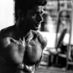 Abhimanyu Dasani Instagram - Thank God it’s Monday! #MondayMotivation #MondayMood #instagram #workout #goals #workout #abs #bts #shredded #motivation