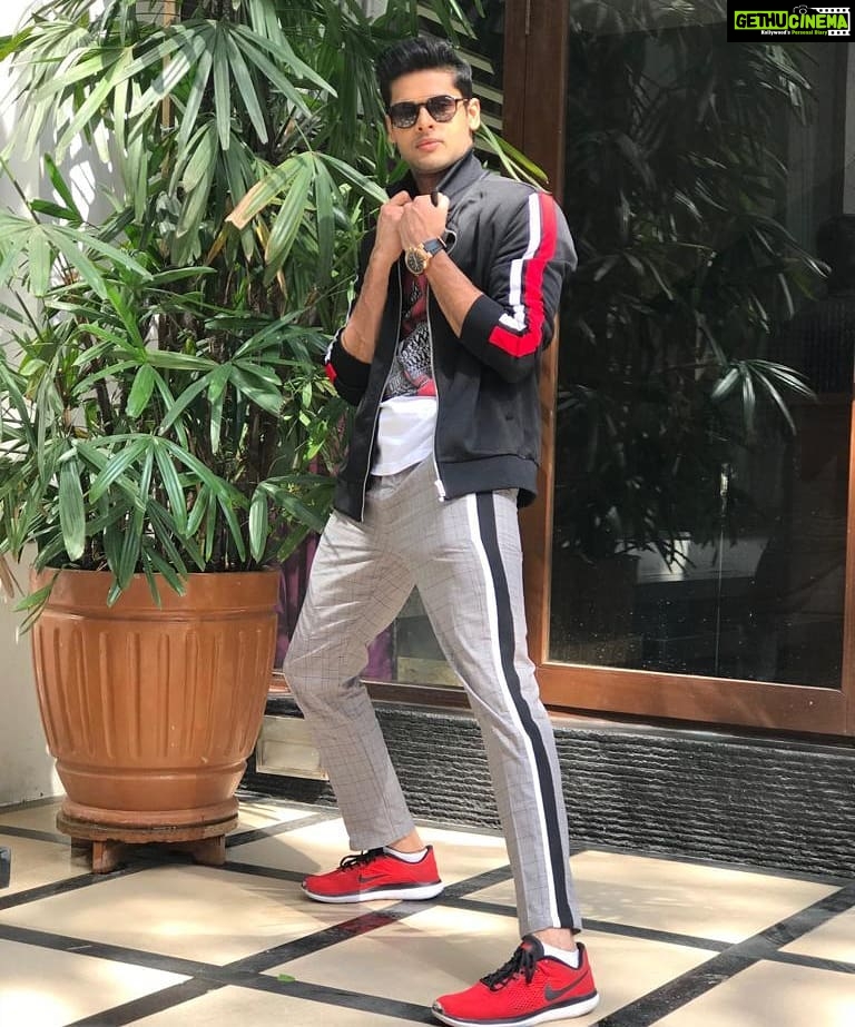 Abhimanyu Dasani Instagram - Lalganj Ke Lalbaug se lal Nike Laya Desi Deadpool