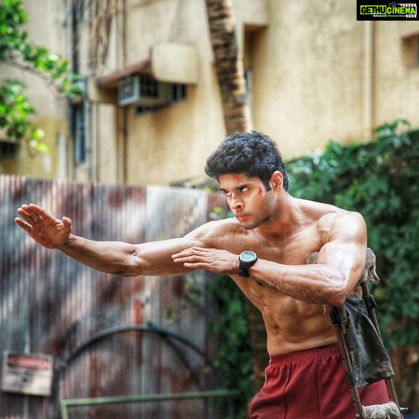 Abhimanyu Dasani Instagram - When they say "break a leg" don't take it too seriously 😝 #mondaymotivation #mardkodardnahihota Bandra Terminus railway station