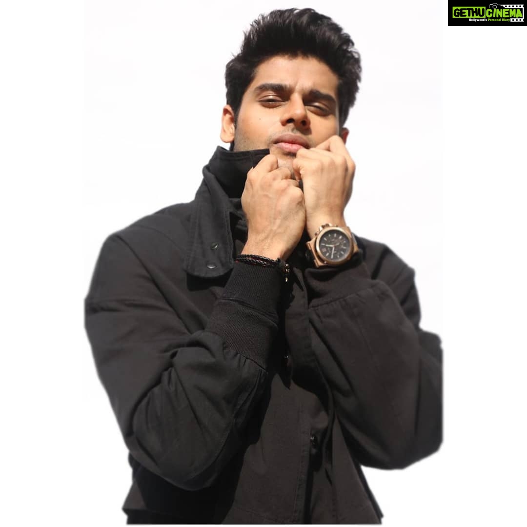 Abhimanyu Dasani Instagram - Feelin' that Bombay heat but winter is coming #gameofthrones