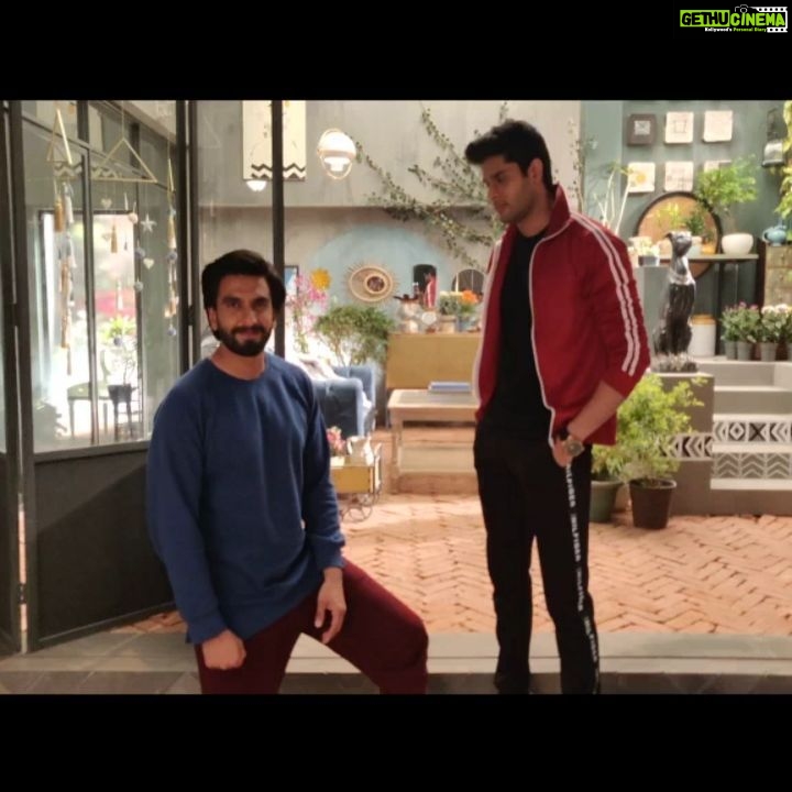 Abhimanyu Dasani Instagram - @ranveersingh Simmba meets Surya! Dard nahi hota baki sab hota hai 😉 still love you bro tu hi Mera Bhai hai 🤗 Mehboob Studio