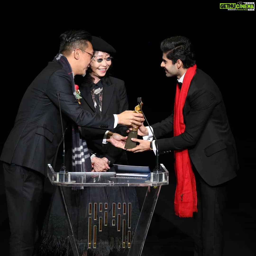 Abhimanyu Dasani Instagram - First Film First Award Function First International Award. This happened because @vasanbala believed in me. This award belongs to each & every member of the #crew #grateful for their #passion, #hardwork and support without which none of this would be possible. The co-actors guided me, the Dop, camera crew and lighting team made sure I would shine, the styling team, the HMU made sure I looked the part, the Ads, the production unit set up everything around me and the spot team kept me hydrated. (kyun paani to peete rehna chahiye). Thank you so much ♥️ China