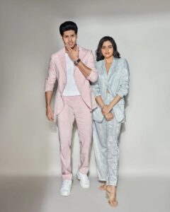 Abhimanyu Dasani Instagram - Dropping a single...
Jk, can’t sing to save our lives 🙃
#youcantsitwithus #WeAreStanding