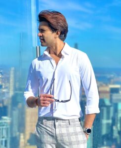 Abijeet Duddala Instagram - Ladke ka profile kaisa hain? 
.
.
.
📸 @_harshilthaker_ @roma.patell 
.
.
.
#newyork #skyline #rooftop #nyc #sunshine