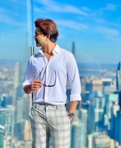 Abijeet Duddala Instagram - Ladke ka profile kaisa hain? 
.
.
.
📸 @_harshilthaker_ @roma.patell 
.
.
.
#newyork #skyline #rooftop #nyc #sunshine