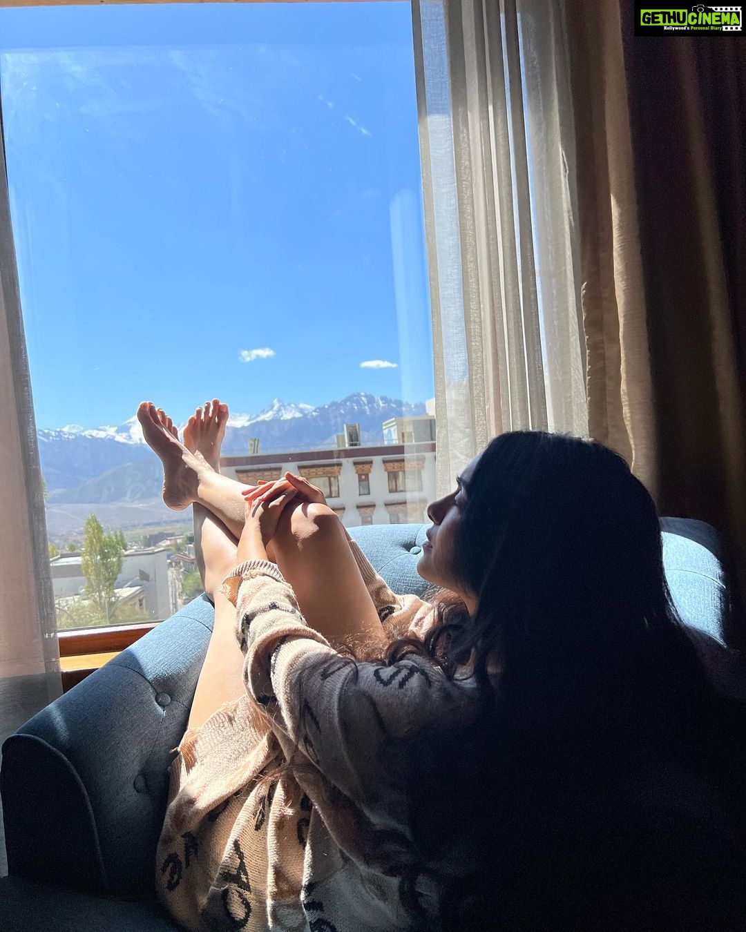 Adah Sharma Instagram - What gives you “cold feet” The snow mountains are calling me back !! Back to back 🥶😍🥰 that peak my feet are on we actually climbed it !!!!!! Some videos of our journey till where the car was allowed … the rest is in the movie ka look so I can’t share now …the scars on my hands are makeup 🤥🫠 P.S. pic 5 is what you should eat if you want to lose weight #100YearsofAdahSharma #adahsharma Leh Ladakh