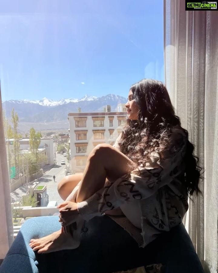 Adah Sharma Instagram - What gives you “cold feet” The snow mountains are calling me back !! Back to back 🥶😍🥰 that peak my feet are on we actually climbed it !!!!!! Some videos of our journey till where the car was allowed … the rest is in the movie ka look so I can’t share now …the scars on my hands are makeup 🤥🫠 P.S. pic 5 is what you should eat if you want to lose weight #100YearsofAdahSharma #adahsharma Leh Ladakh