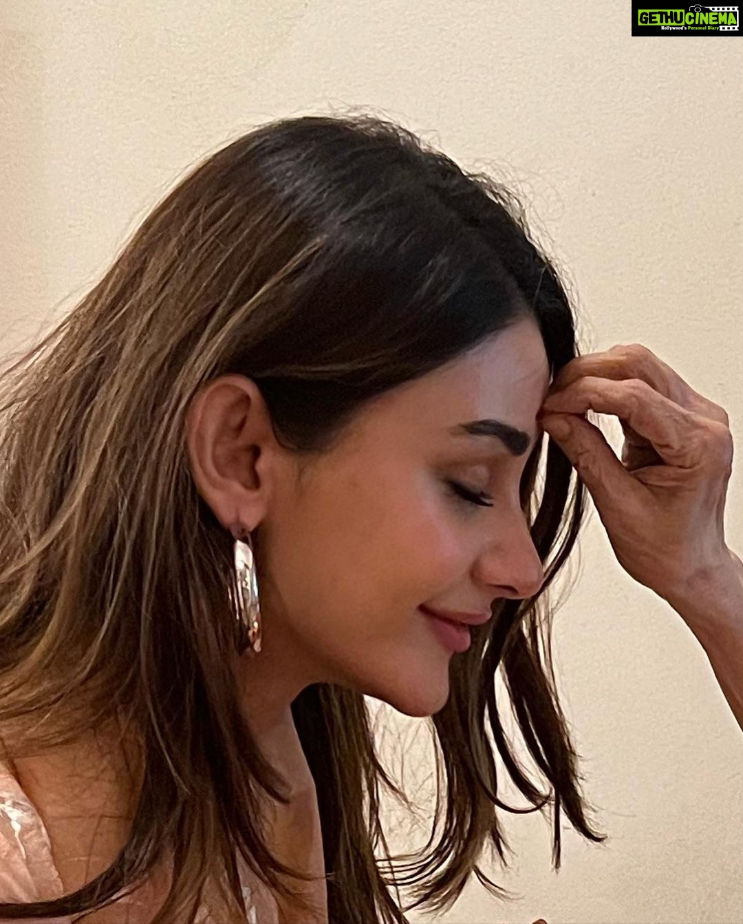 Aditi Arya - 19.7K Likes - Summer 2022 was perfumed with a heady mix of fragrances.
Cape Cod sea salt zest opened into a powerful, musky note of East Coast office streets. The Parisian, floral and sweet heart notes then led me to this earthy base of Bombay rain and sandalwood incense.
I’ve heard that the top notes make a dazzling impact, but the base notes last the longest. My guess is that you can make them last forever.