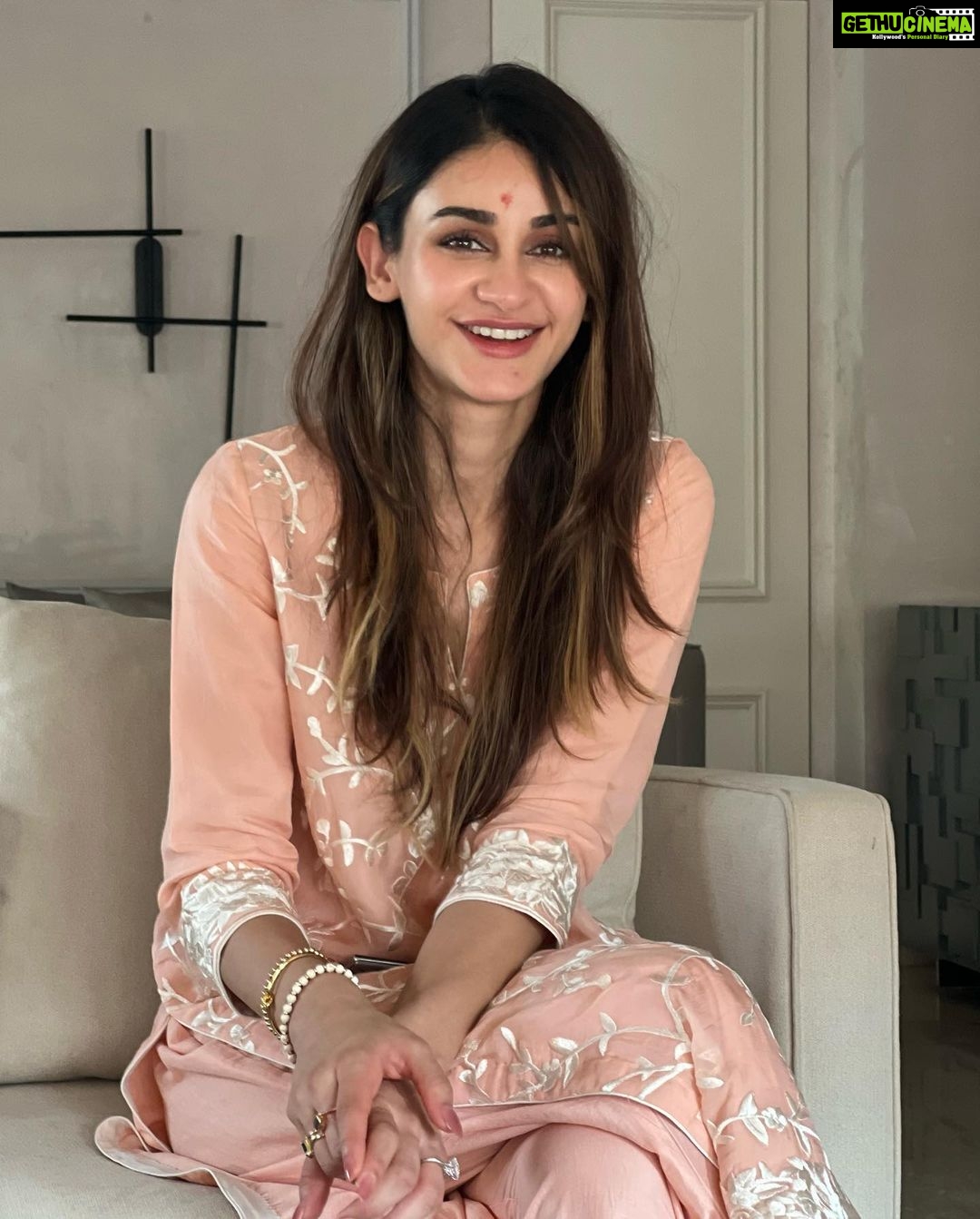Aditi Arya - 19.7K Likes - Summer 2022 was perfumed with a heady mix of fragrances.
Cape Cod sea salt zest opened into a powerful, musky note of East Coast office streets. The Parisian, floral and sweet heart notes then led me to this earthy base of Bombay rain and sandalwood incense.
I’ve heard that the top notes make a dazzling impact, but the base notes last the longest. My guess is that you can make them last forever.
