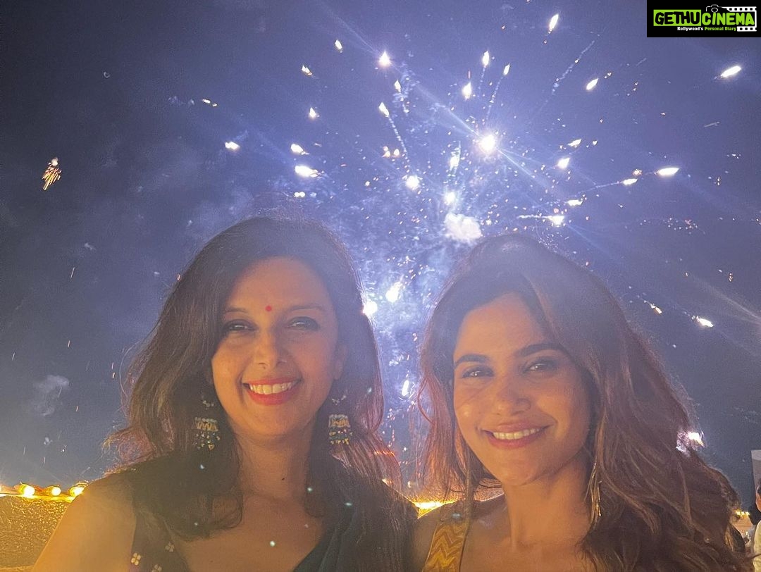 Aditi Sudhir Pohankar Instagram - And the festival brings us all together like every year. I’m so grateful to have you beautiful people in my life, my friends my family, Every moment is enjoyable only when there is someone to share that moment. Thank you for being a part of this journey called life. Wish you a very happy Diwali 🪔 @divya_jagdaleofficial @niveditabhattacharya.official @iamroysanyal @chandan.kowli @jhadisha @sassysaurav @pallavikowli @adityanarayanofficial @niveditapohankar @manavkaul #diwali #festive #love #light