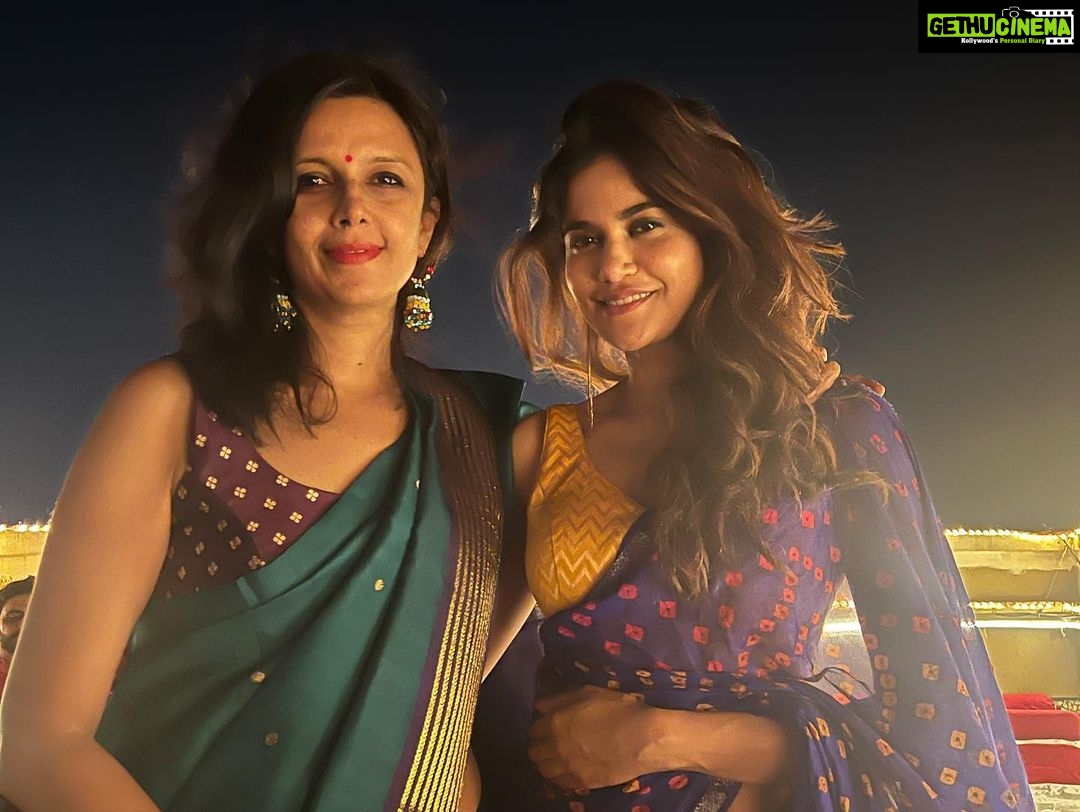 Aditi Sudhir Pohankar Instagram - And the festival brings us all together like every year. I’m so grateful to have you beautiful people in my life, my friends my family, Every moment is enjoyable only when there is someone to share that moment. Thank you for being a part of this journey called life. Wish you a very happy Diwali 🪔 @divya_jagdaleofficial @niveditabhattacharya.official @iamroysanyal @chandan.kowli @jhadisha @sassysaurav @pallavikowli @adityanarayanofficial @niveditapohankar @manavkaul #diwali #festive #love #light