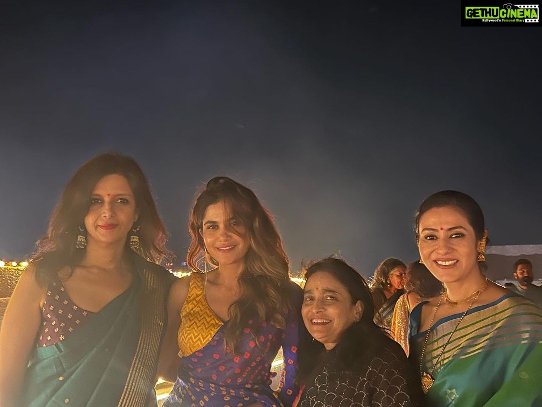 Aditi Sudhir Pohankar Instagram - And the festival brings us all together like every year. I’m so grateful to have you beautiful people in my life, my friends my family, Every moment is enjoyable only when there is someone to share that moment. Thank you for being a part of this journey called life. Wish you a very happy Diwali 🪔 @divya_jagdaleofficial @niveditabhattacharya.official @iamroysanyal @chandan.kowli @jhadisha @sassysaurav @pallavikowli @adityanarayanofficial @niveditapohankar @manavkaul #diwali #festive #love #light