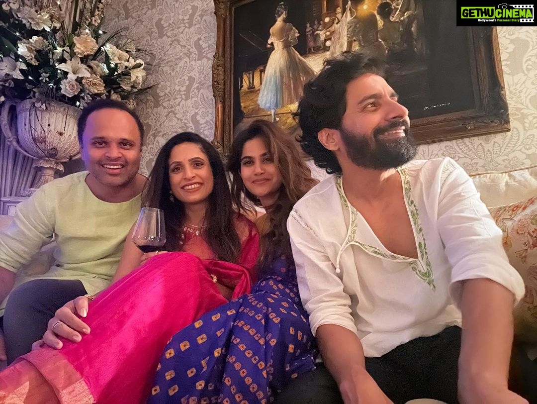 Aditi Sudhir Pohankar Instagram - And the festival brings us all together like every year. I’m so grateful to have you beautiful people in my life, my friends my family, Every moment is enjoyable only when there is someone to share that moment. Thank you for being a part of this journey called life. Wish you a very happy Diwali 🪔 @divya_jagdaleofficial @niveditabhattacharya.official @iamroysanyal @chandan.kowli @jhadisha @sassysaurav @pallavikowli @adityanarayanofficial @niveditapohankar @manavkaul #diwali #festive #love #light