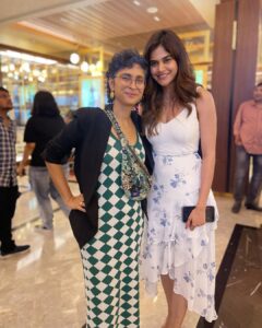 Aditi Sudhir Pohankar Instagram - Wish you a Blockbuster run #laalsinghchaddha ! Thank you so much @ajit_andhare sir for inviting me and watch this magic on screen. 

If there a universal truth and the only truth that we all live by - is Love ! No other emotion can keep us all together here and beyond, because after all we are all going back to Love. 
.
This film is nothing but Love. 
Everything about this film is Brilliant! Guys go and watch laalsinghchaddha, after a long long time I have watched a film that tore my heart and healed it with love. 
Aamir sir you are the best ! Loved loved it. 
Terrific performance @nagachaitanyaakkineni 
Loved you @monajsingh 👏🏻👏🏻👏🏻
Amazing performance @kareenakapoorkhan 
.
.
.
#laalsinghchaddha #aamirkhan #screening #lastnight 
.
.
Thank you for the picture @zenkhan, ♥️